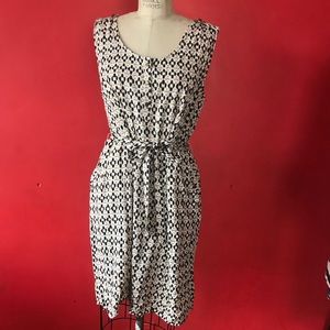 Dress with tie waist with pockets